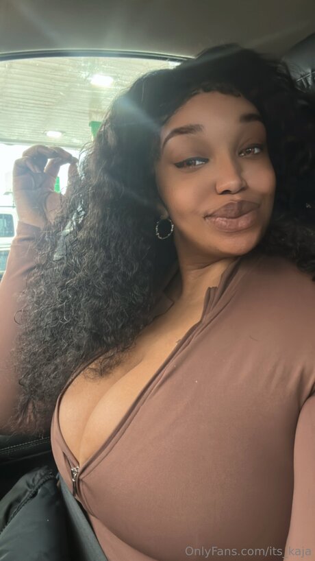 Its Kaja model top images