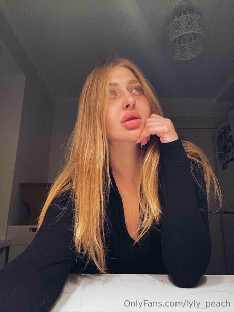 Lyly Peach sex model pic
