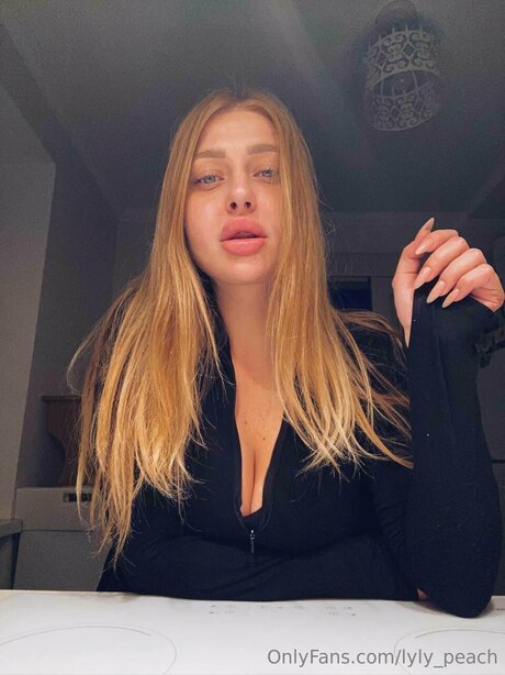 Lyly Peach naked model photos