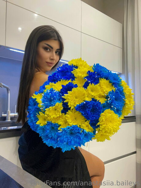 Mia Maddison art model gallery