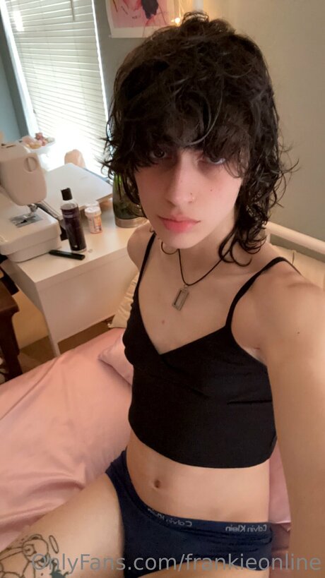 Frankieonline beautiful model image