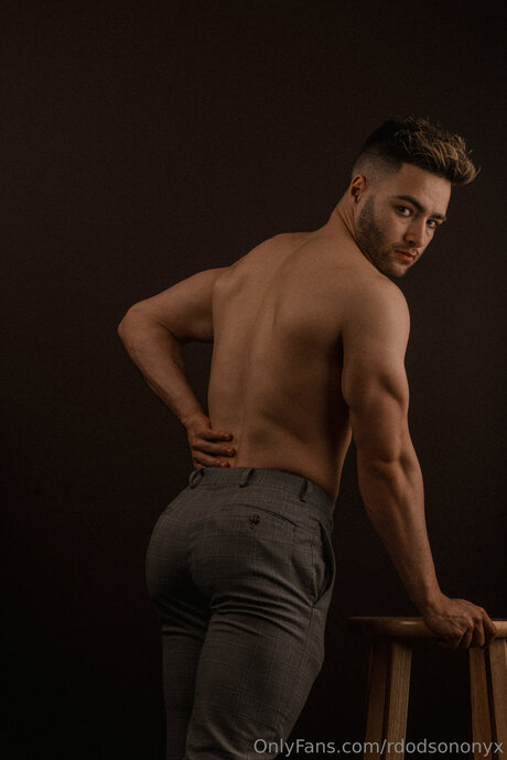 Rdodsononyx nude model images