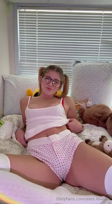 Alex Loveee art model photo