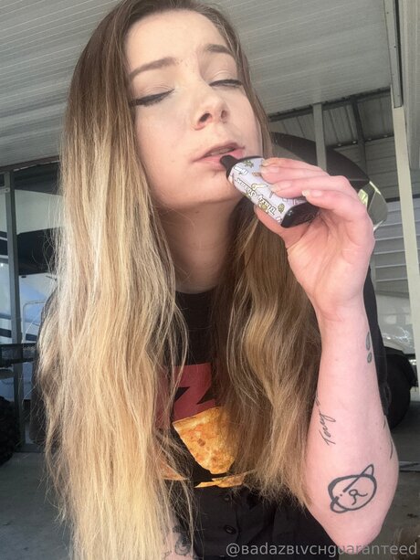 Badazbivchguaranteed model adult img