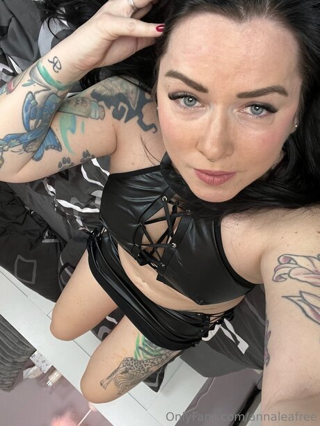 Annaleafree pornographic model pics