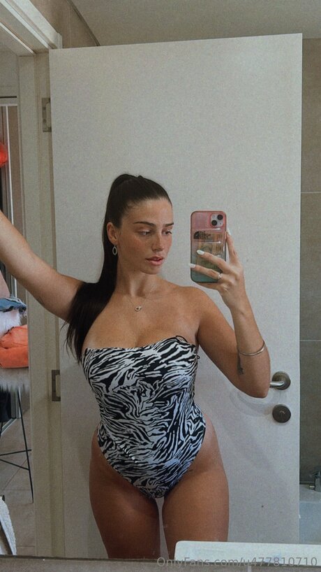 Carlatiina naked actress photo