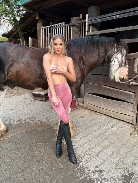 Leonie Sanders pornstar hot pic