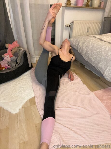 Leonie Sanders pornstar xxx archive