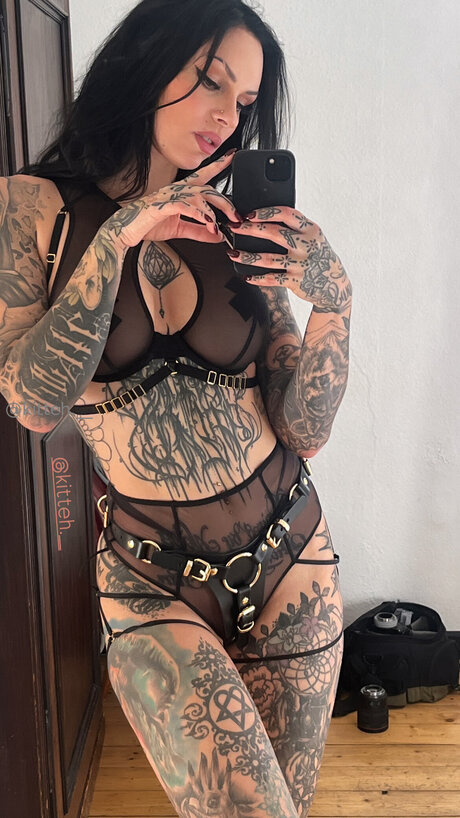 Kitteh Official naked model archive