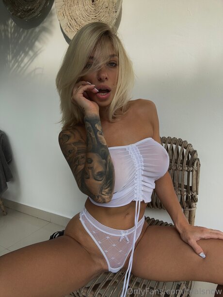 Realsnow sexy actress img