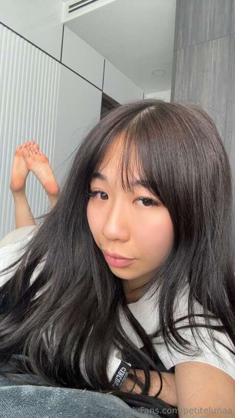 Petitelunaa pornstar hot pics