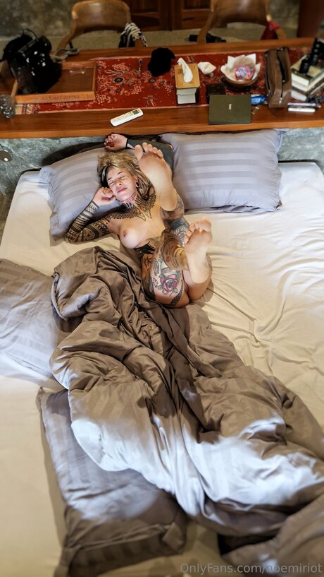 Noemiriot sexy star pics