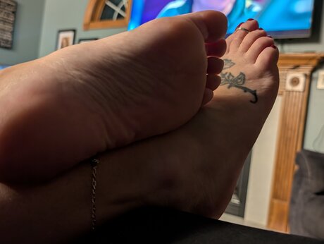 Barefoot Bunny B erotic pornstar photo