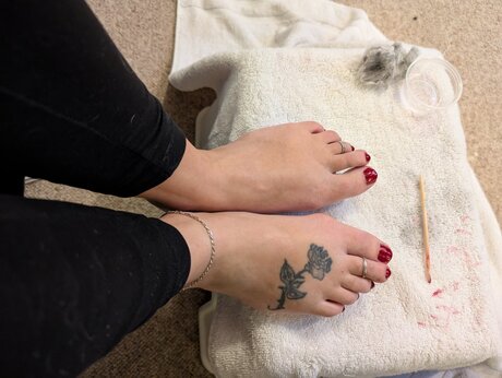 Barefoot Bunny B star erotic image