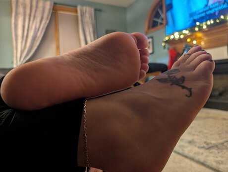 Barefoot Bunny B nice pornstar img