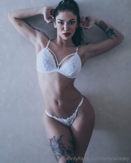 Onlylarasky pornstar nude pic