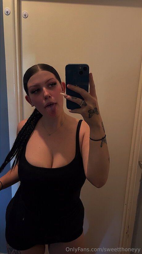Sweetthoneyy sexy model img