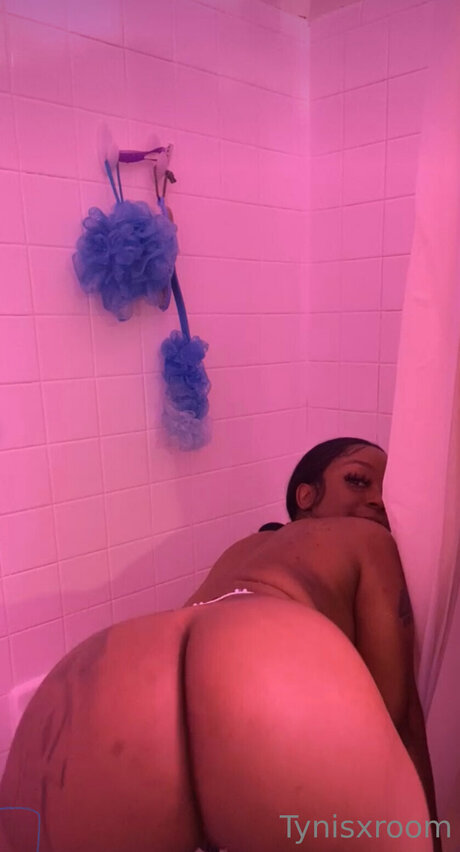 Tynisxroom hot model pic