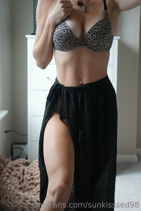 Sunkisssed98 sexy model pic