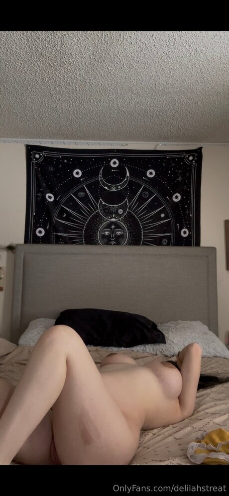 Delilahstreat naked star img