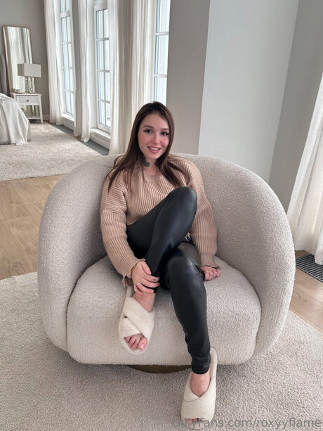 Roxyyflame xxx model img