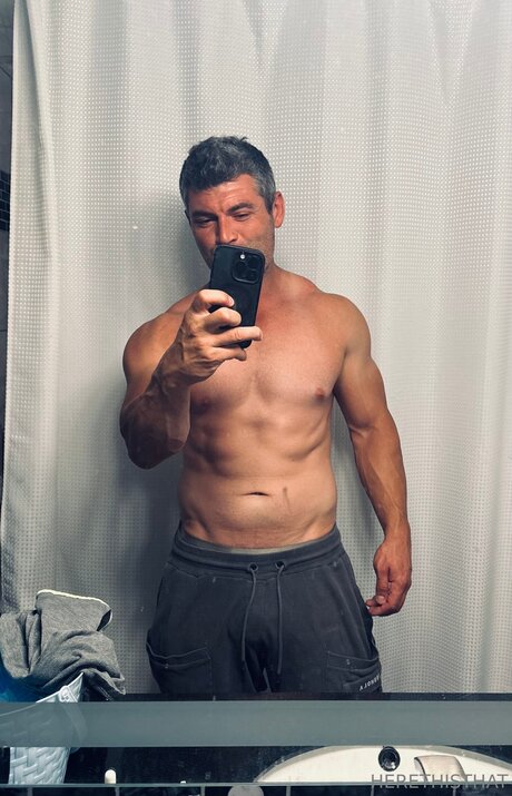 Herethisthat model hot pic