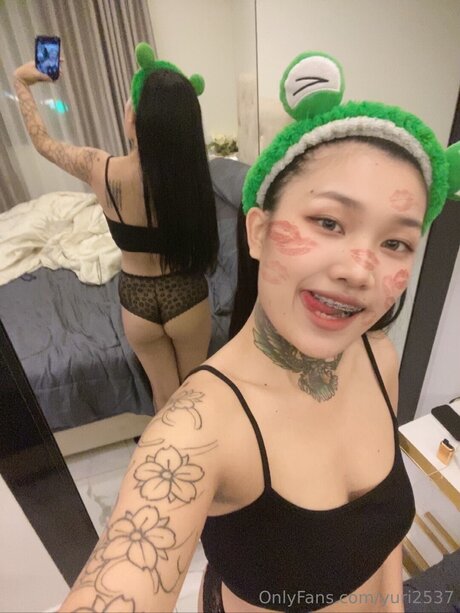 Yuri2537 erotic model image