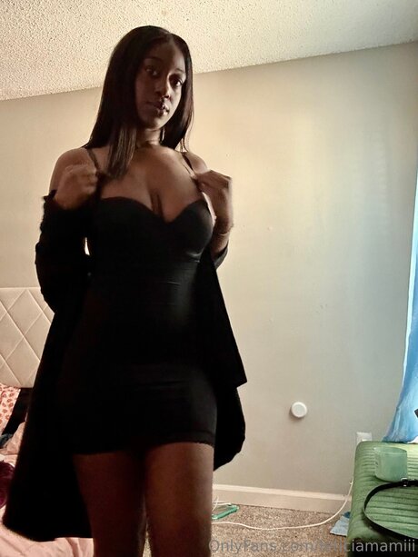 Leticiamamiii model porn photo