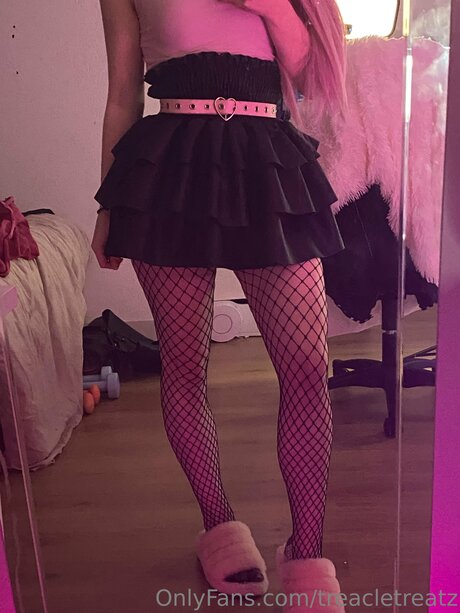 Treacletreatz nudes model img