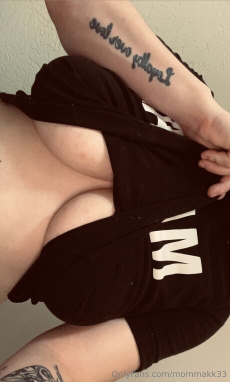 Mommakk33 erotic model images
