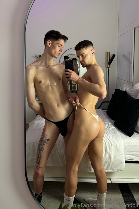 Gothykendoll naked model photos