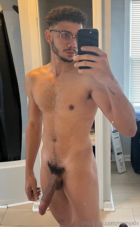 Ronnyxlv model porn image