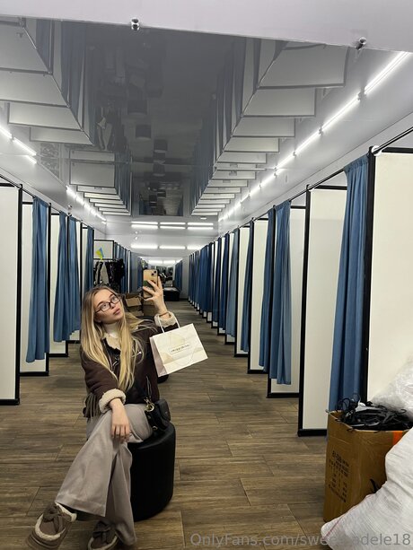 Sweet Adele18 nude actress img