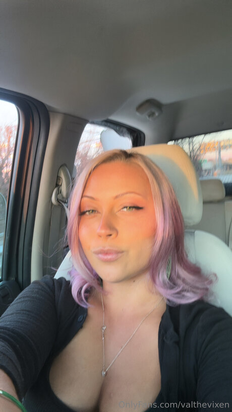 Valthevixen star sexy pictures