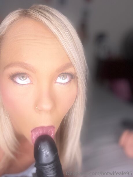 Hotwifeale95 pornstar free pictures