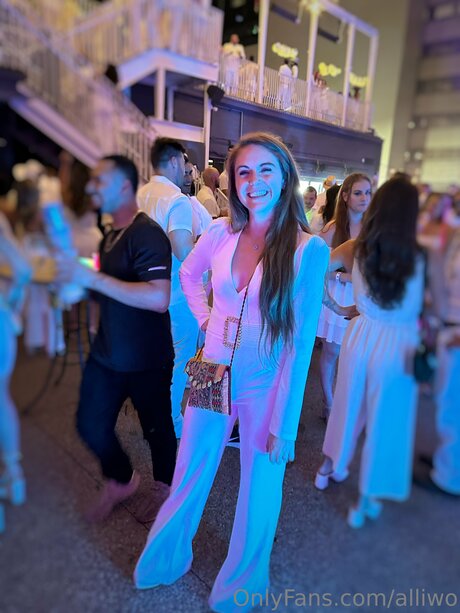 Alliwo pornstar naked photo