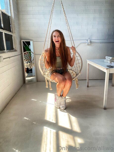 Alliwo pretty model picture