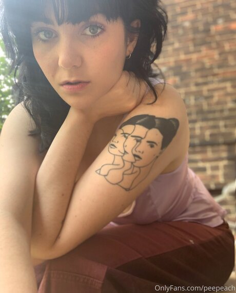 Peepeach nude model pictures