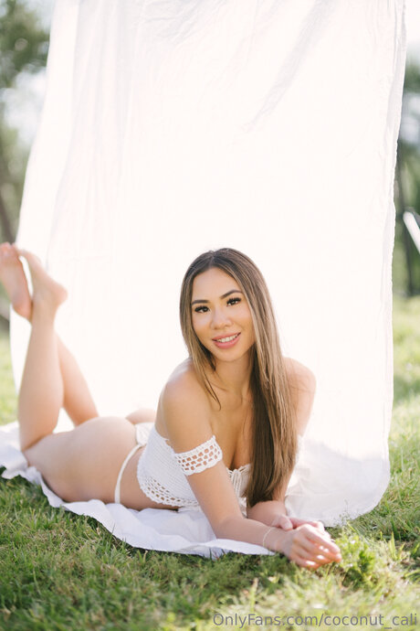 Caliiroll star nude photo