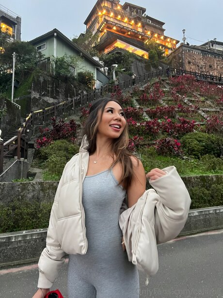 Caliiroll model beautiful pic