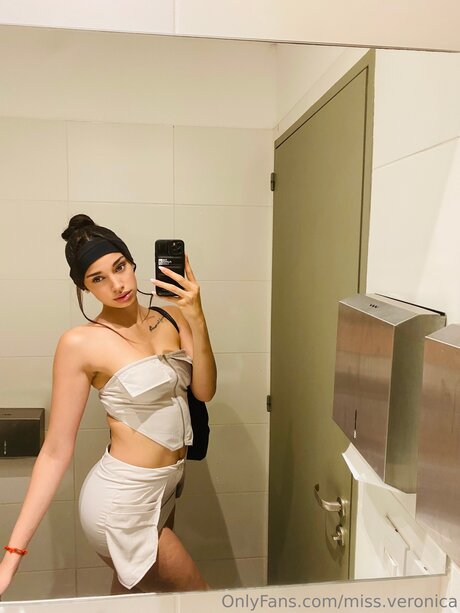 Miss Veronica nude model image