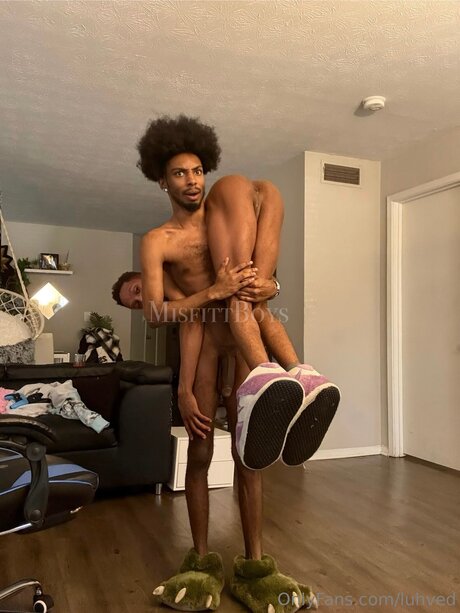 Luhved model naked images