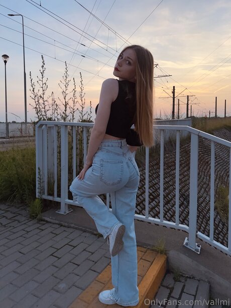 Vallmi nude star pic