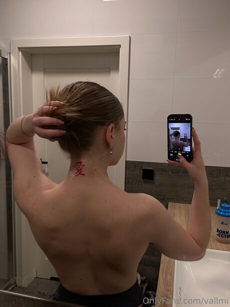 Vallmi naked star image