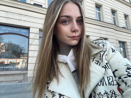 Vallmi model pretty img