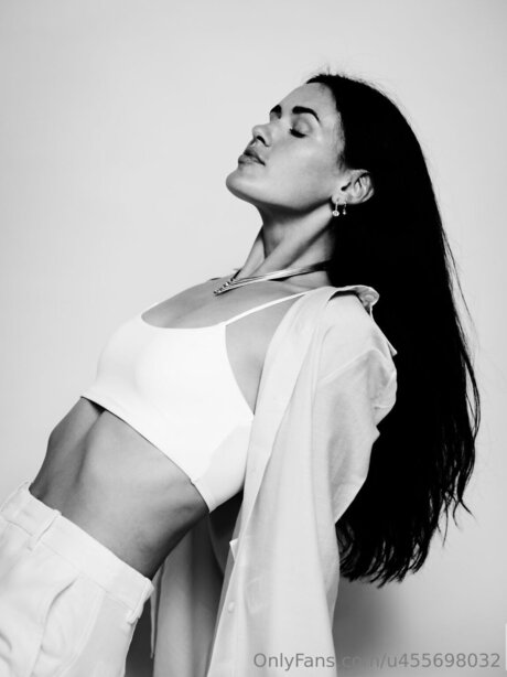 Asmrwitholivia model art pic