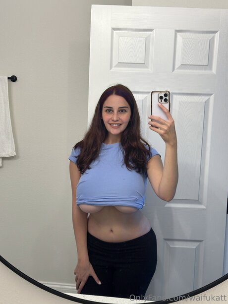 Waifukatt model naked pic