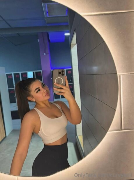 Curvykell model nude pic