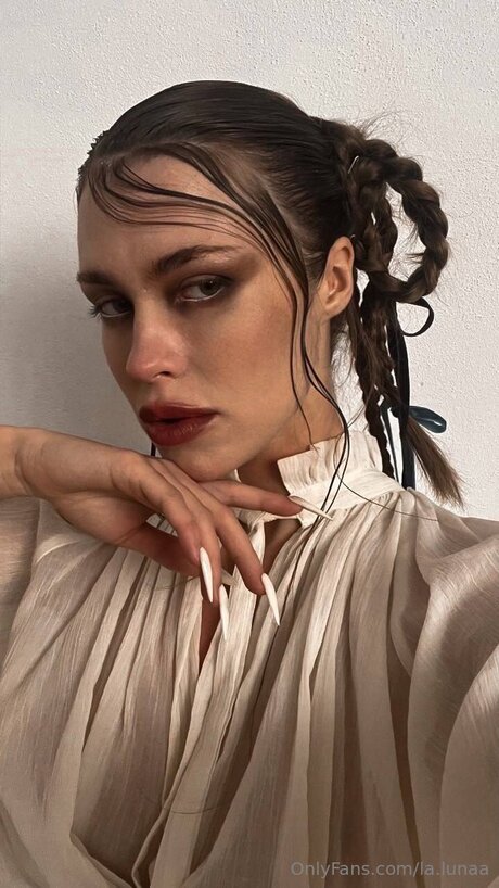 La Lunaa model hot pics