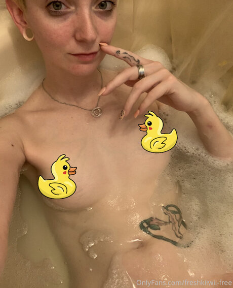 Freshkiiwii Free model adult pic